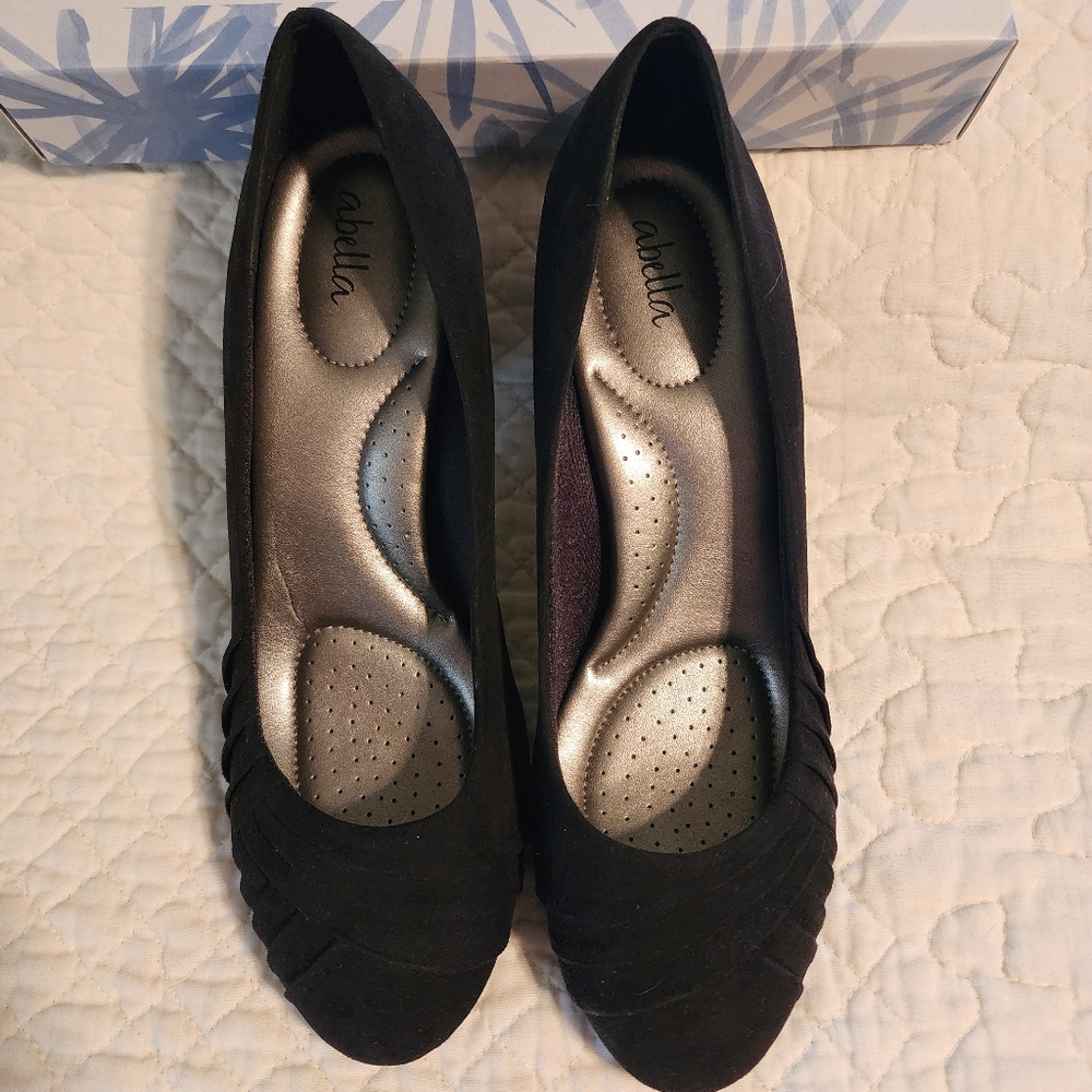 Abella Valeria Black Suede Pumps Sz 9.5